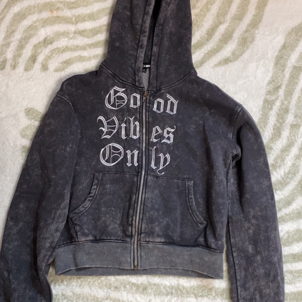 Gray Hoodie with 'Good Vibes Only' Print